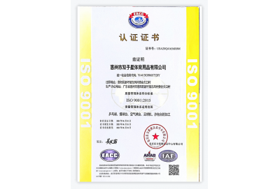 米兰平台：商家用篮筐私占车位 男人一脚踢开解气！